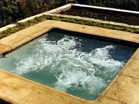 04_jacuzzi.jpg (93,221 bytes)